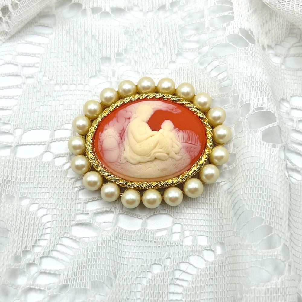 Vintage 1980s Avon Cameo-Style Brooch